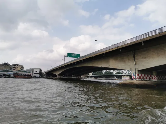Phra Pokklao Bridge