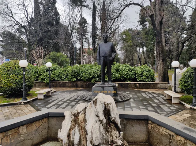 Spomenik Jovanu Dučiću