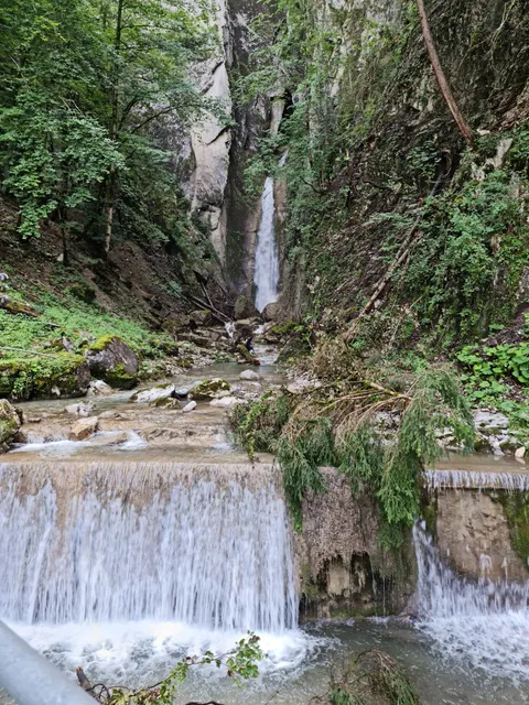 Cascade et grotte de Grandvillard