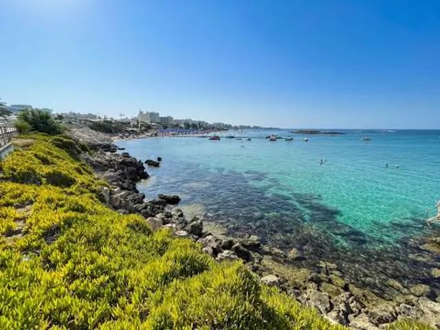 Nisia Loumbardi Beach