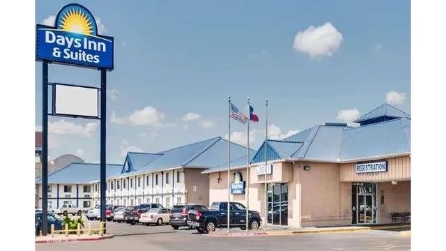 Days Inn & Suites by Wyndham Laredo