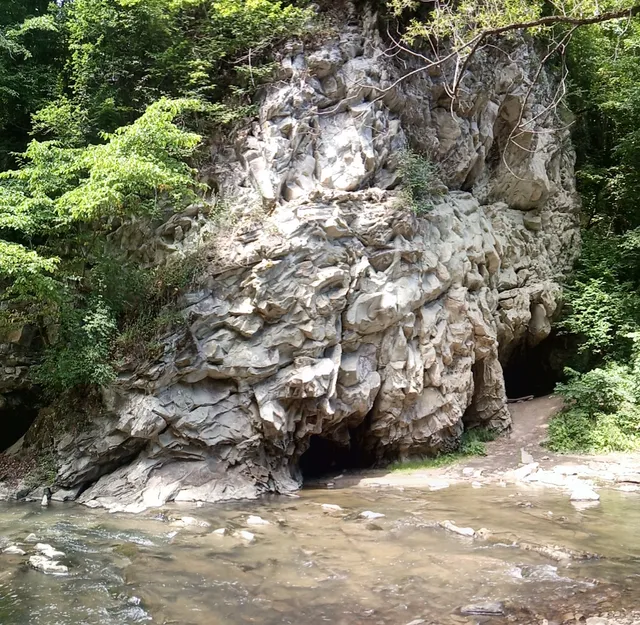 Grota w Rosolinie (Jaskinia Jahybta)