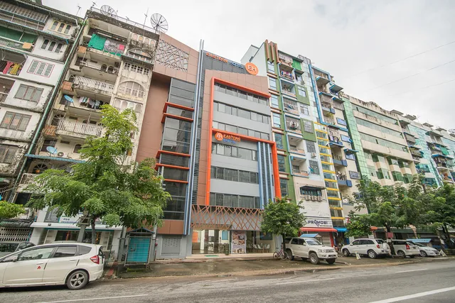 Eastern Hotel အီးစတန်း ဟိုတယ်