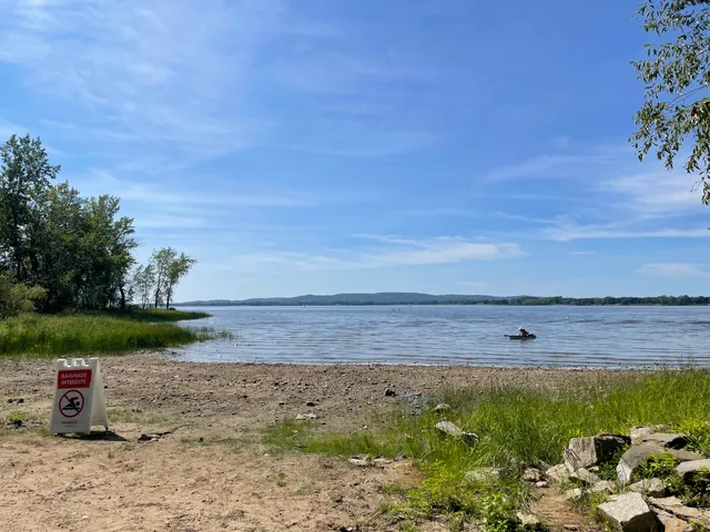 Parc-nature du Bois-de-L'Île-Bizard beach