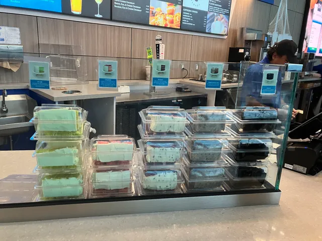 Cake Bar (by Gate D3)