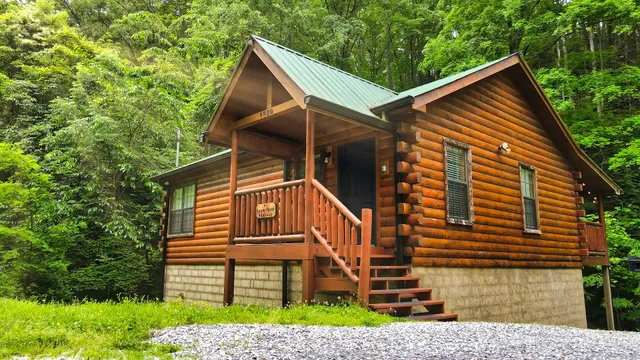 Smoky Creek Hideaway - Cabin Rental