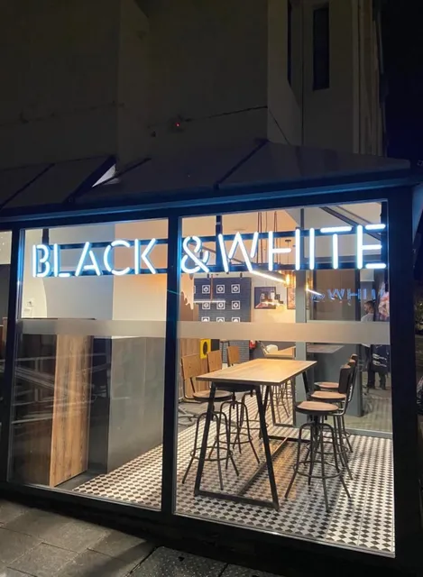 Black & White Burger Pau