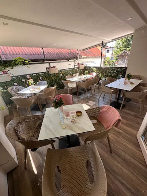 Lola, kavarna in slaščičarna, Manja Mom, s.p.