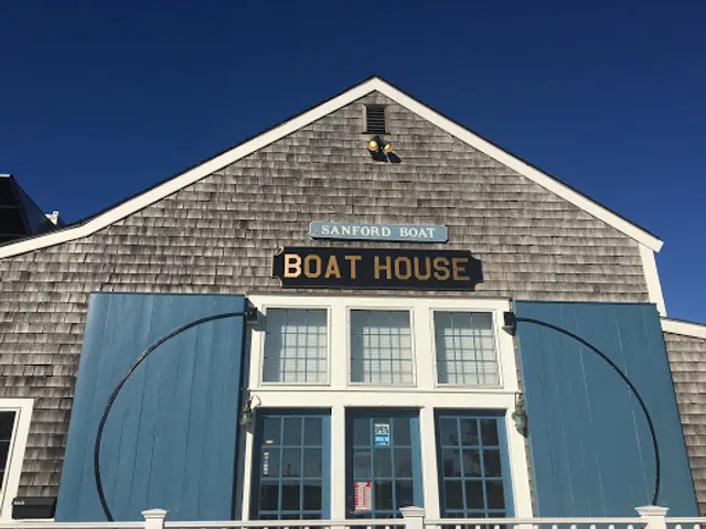 BOAT HOUSE