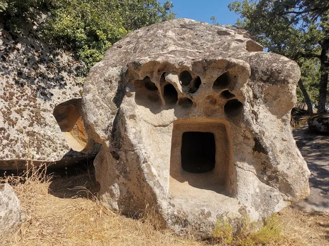 Domus de janas di Uniai