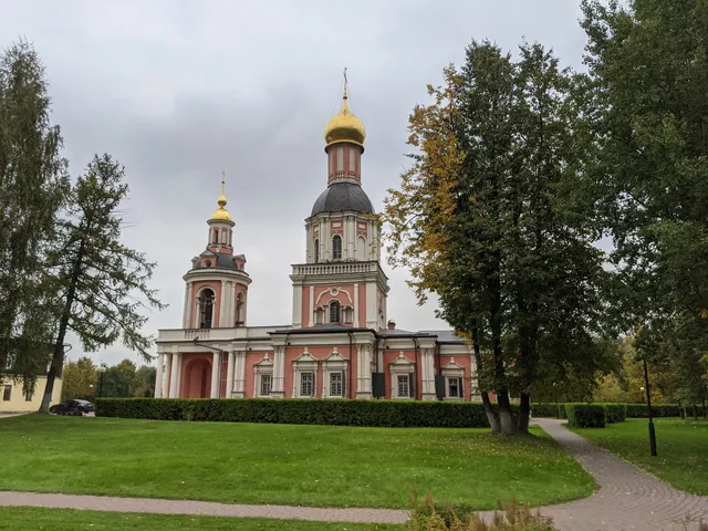 Khram Zhivonachal'noy Troitsy Patriarsheye Podvor'ye V Usad'be Sviblovo