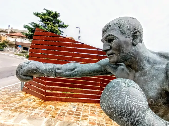 Statua di Rocky Marciano