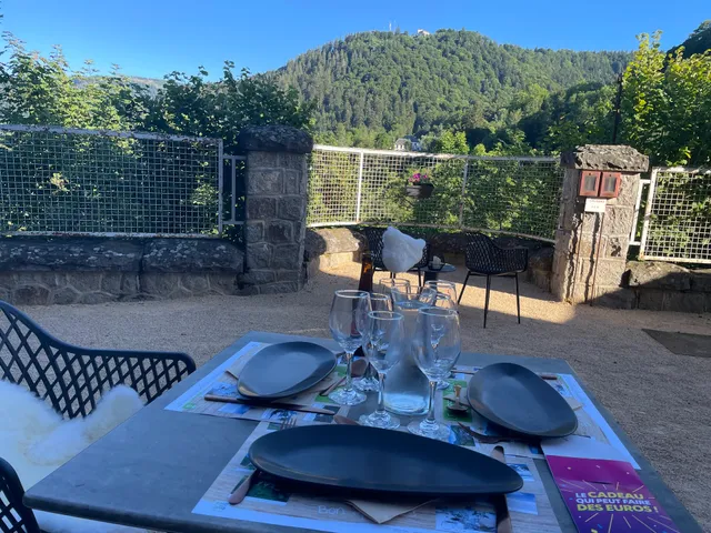 LA ROCHE DES FEES auberge de jeunesse grand gite - séminaires Ets - particuliers - bar - accueil sportifs et scolaires