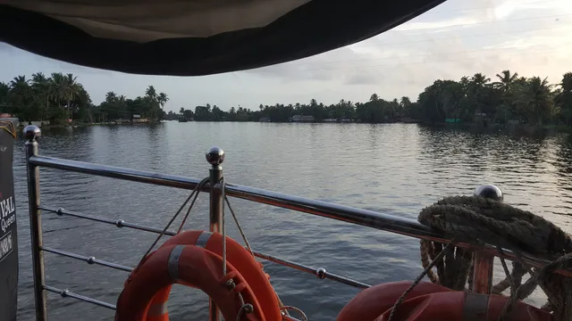 Alleppey Lake Home