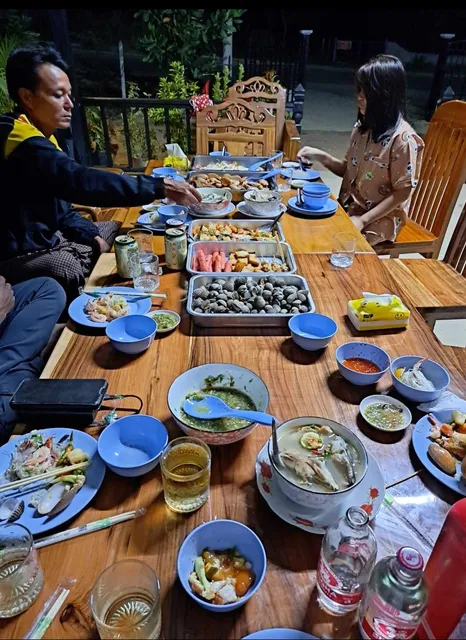 သစ်တောရိပ်(မြေအိုးဟော့ပေါ့)စားသောက်ဆိုင်