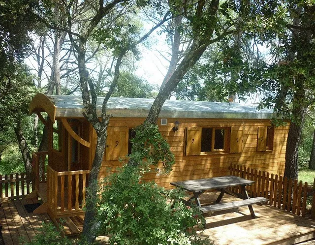 Gite et Roulotte Entre Vignes et Oliviers