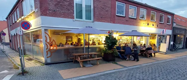 Aroy Dee Thai Takeaway,Restaurant og Minimarked