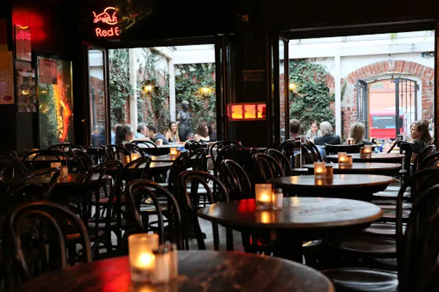 Cadu, Cafe an der Uni