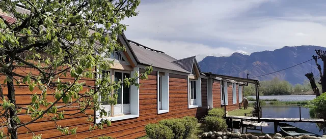 Queens Lake House, Luxurious lake side homestay.