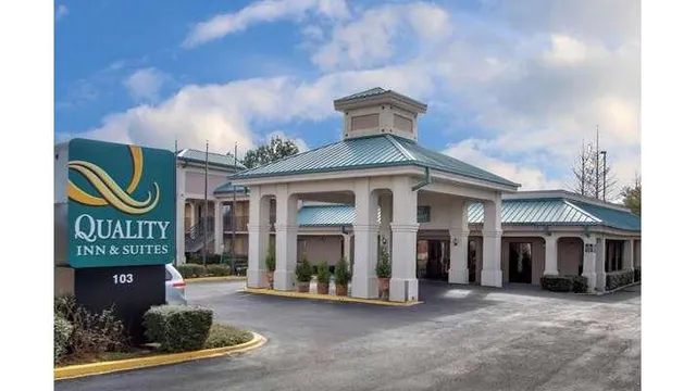 Quality Inn & Suites Clinton - Jackson West