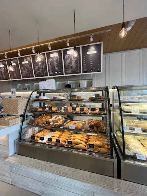 Love Bread ถนนนราธิป