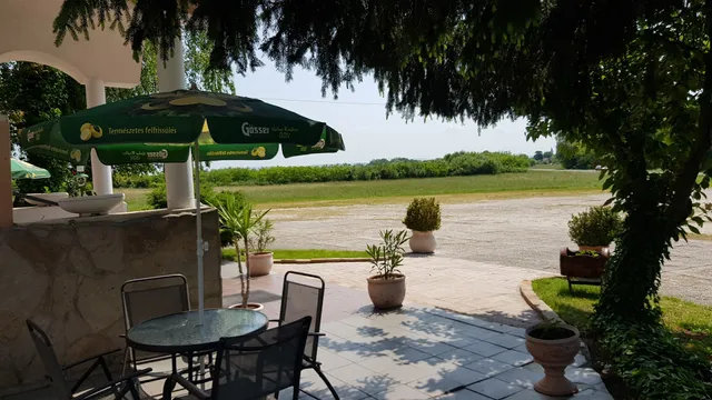 Flamingó Étterem és Szálláshely.