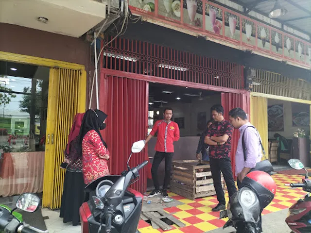 Ayam Penyet Pak Tjomot