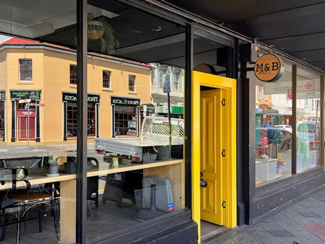 M&B Cafe & Smoothie Bar