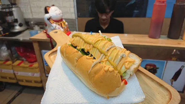 SOT- BÁNH MÌ HOTDOG (Xúc Xích Đức)