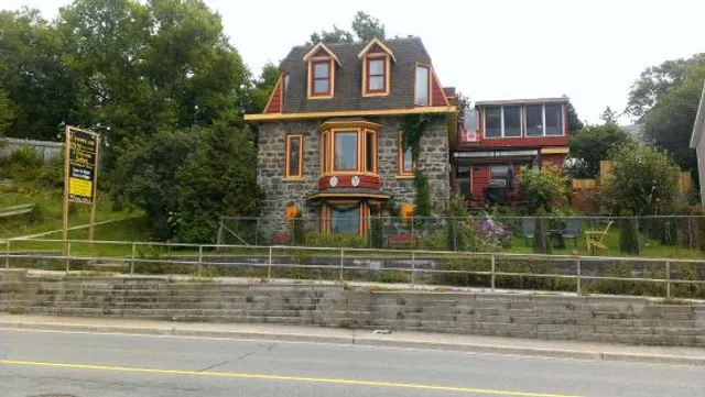 Crews on INN to 3 Paradise Suites. The Luxury Rose Jacuzzi suite, the Paris suite and the Willow apt