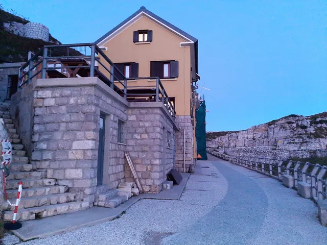 General Achille Papa hut