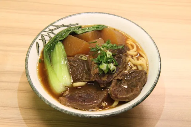 拉客麻油雞飯，牛肉麵