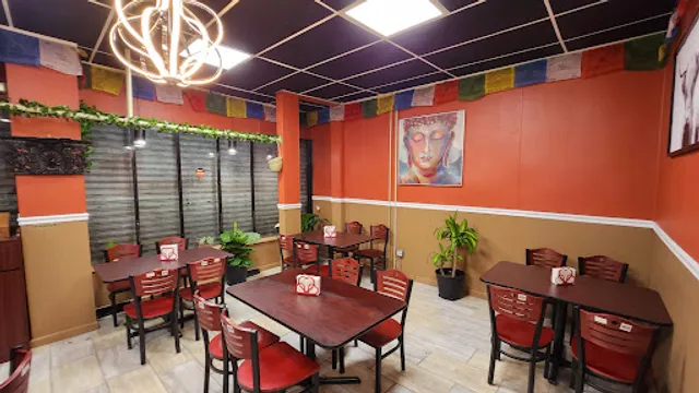 Everest Momo and Pizza