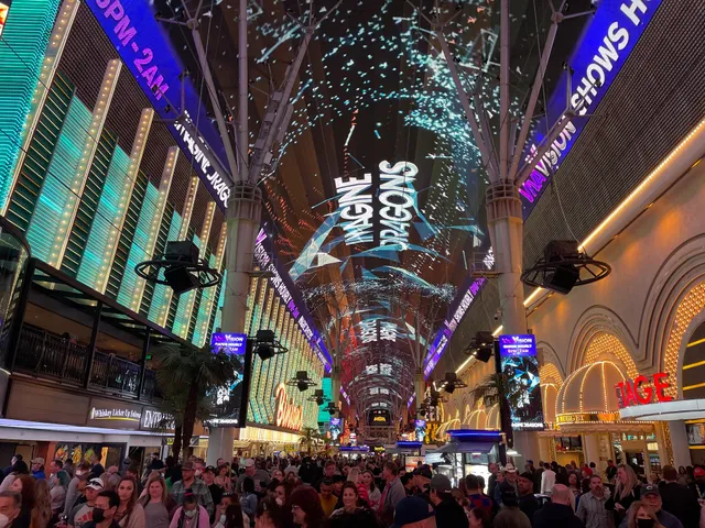 Royal Crawl - Fremont Street Experience Bar Crawl