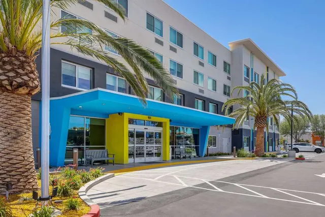 Tru by Hilton Lathrop