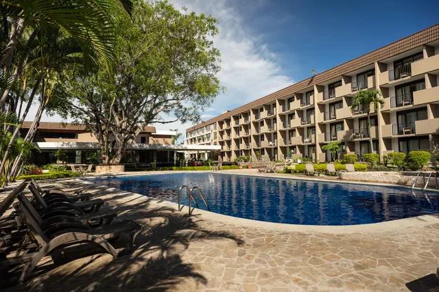 Irazú Hotel & Studios