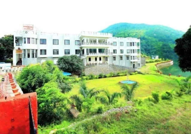 Anargh Holidays Inn - A Lake View Resort