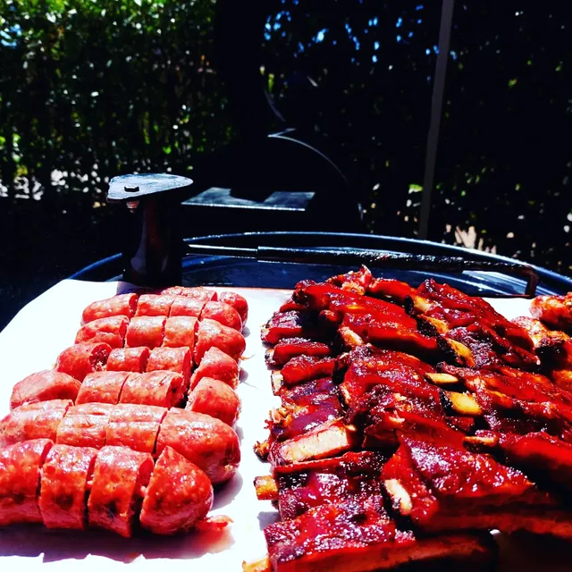 SMOKIN' HOT BARBECUE - SMOKEHOUSE