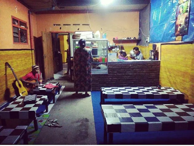 WARUNG GARASI FLAMBOYAN