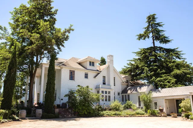 Voorhies Mansion and Lounge