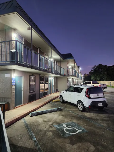 Discovery Inn & Suites