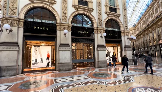 Prada Milano Galleria Donna