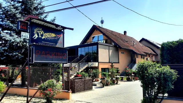 Sarokház Panzió - Reptéri parkoló