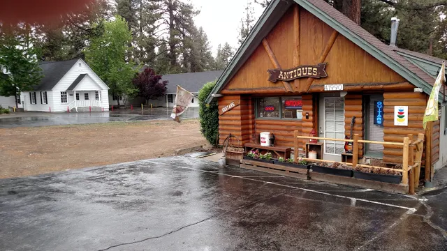 Lakeview Antiques and Vintage Guitars