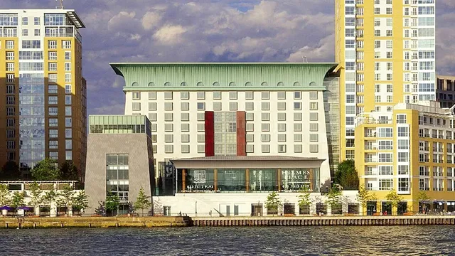 Canary Riverside Plaza Hotel
