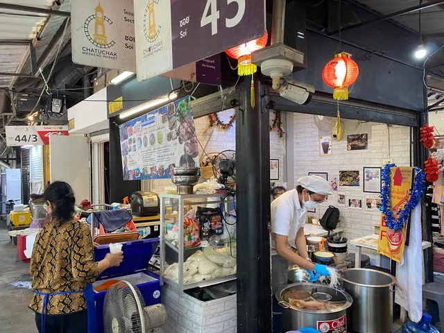 Beef noodles 牛肉面 炖牛肉 street food Jatujak market Thailand
