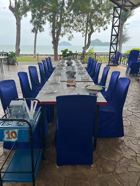 Fah Chom Kluen Seafood Restaurant ครัวฟ้าชมคลื่น
