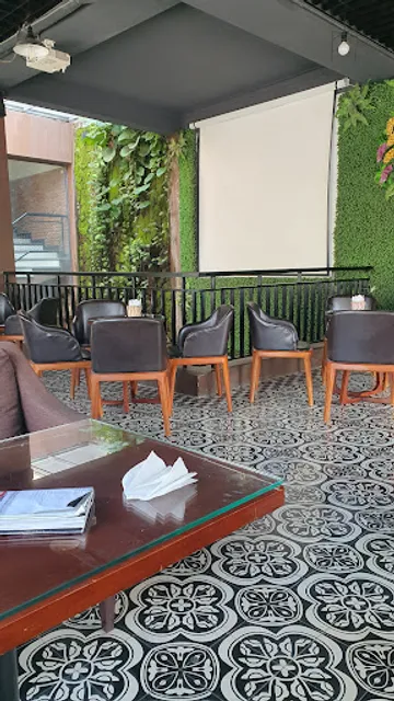 Cafe cạnh cây xăng cũ