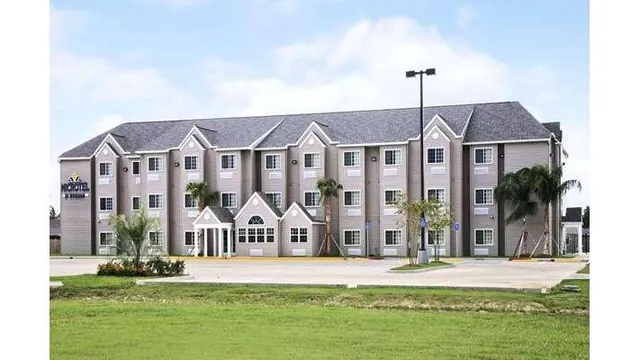 Microtel Inn & Suites by Wyndham Breaux Bridge