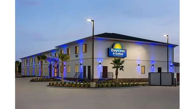 Days Inn & Suites by Wyndham Greater Tomball